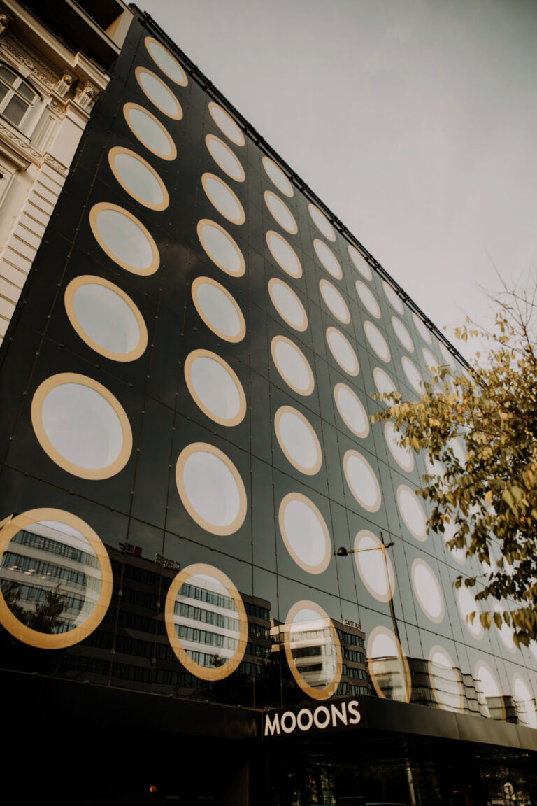 Fassade eines Design Hotels in Wien mit auffälligem Kreis-Muster und modernem Stil.