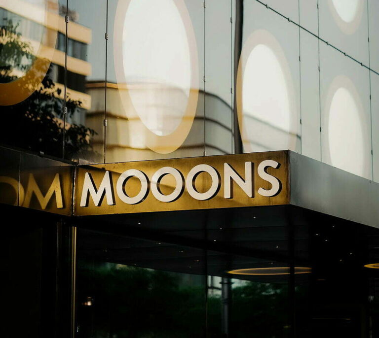 Eingangsbereich des Design Hotels Mooons in Wien mit moderner Glasfassade.