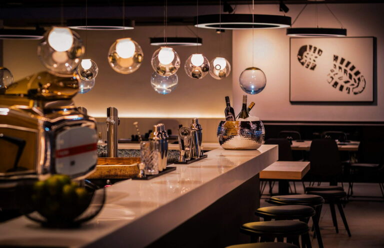 Stilvolle Bar mit moderner Beleuchtung, edlen Deko-Elementen und gemütlichem Ambiente.